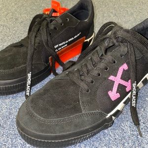OFF WHITE low vulcanized women’s sneakers. US 8.5